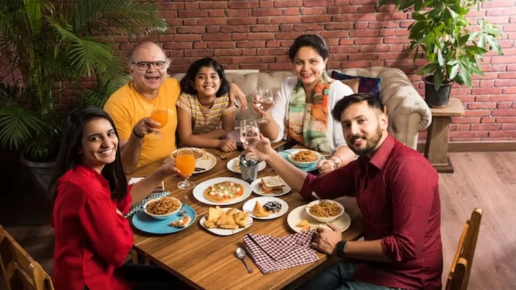 How To Practice Mindfulness During Family Meals