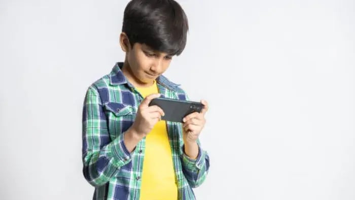 Screen Time for Kids_ Setting Limits Without Power Struggles